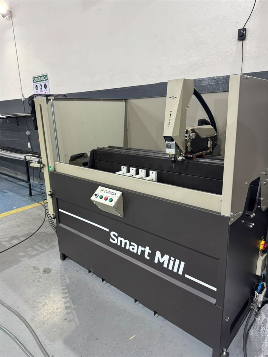 CNC para cortes e estampagens de perfis de alumínio