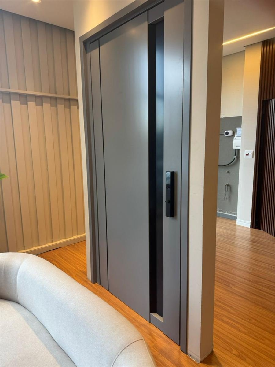 Porta em ACM cinza com cava preta