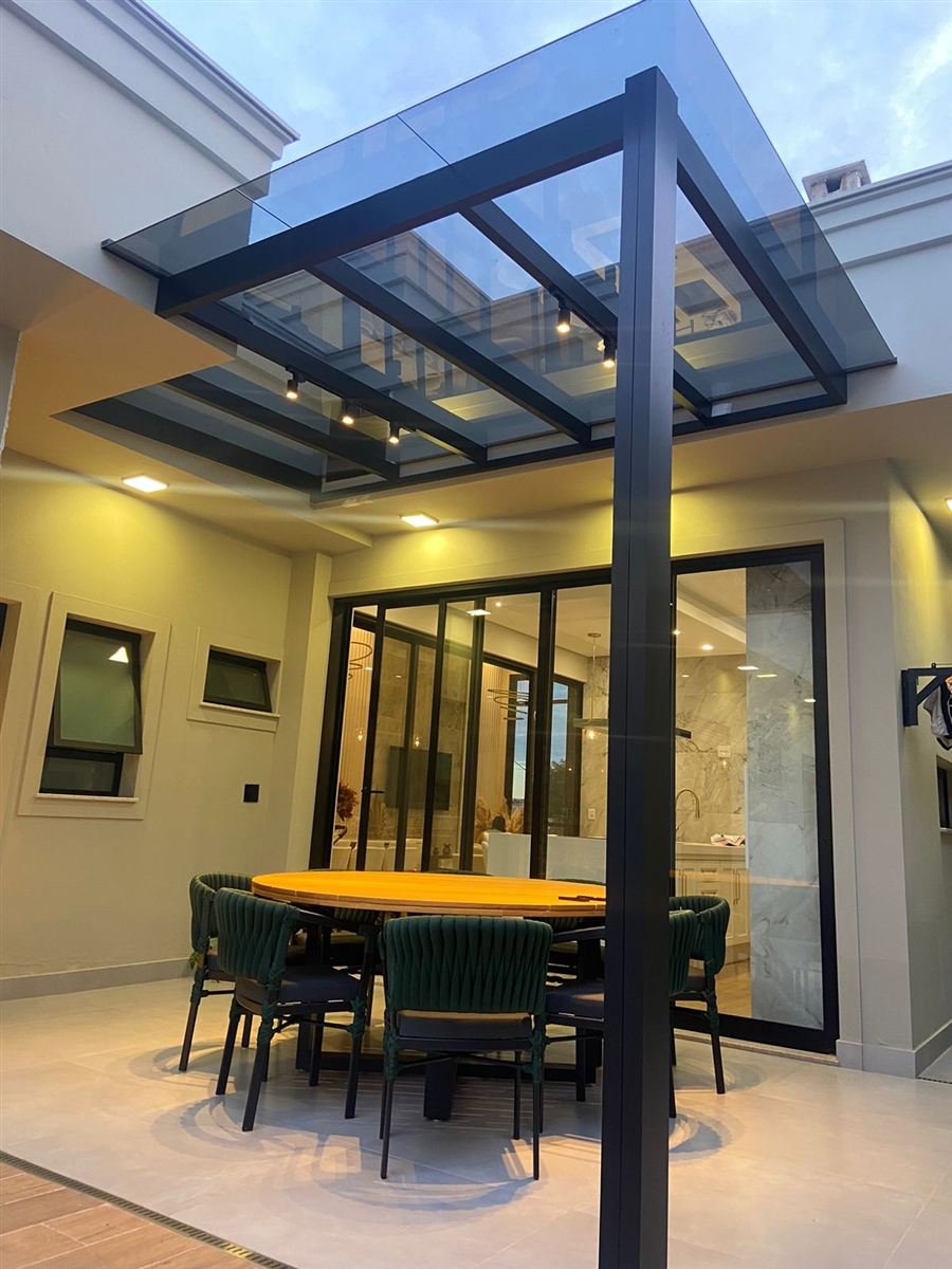Pérgola de vidro com porta de alumínio sequencial