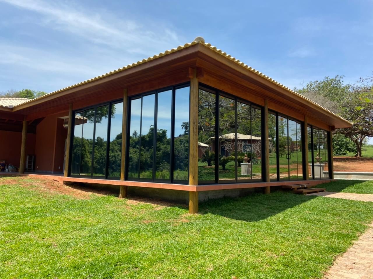 Esquadrias de alumínio com fechamento reflexivo em ambiente gourmet