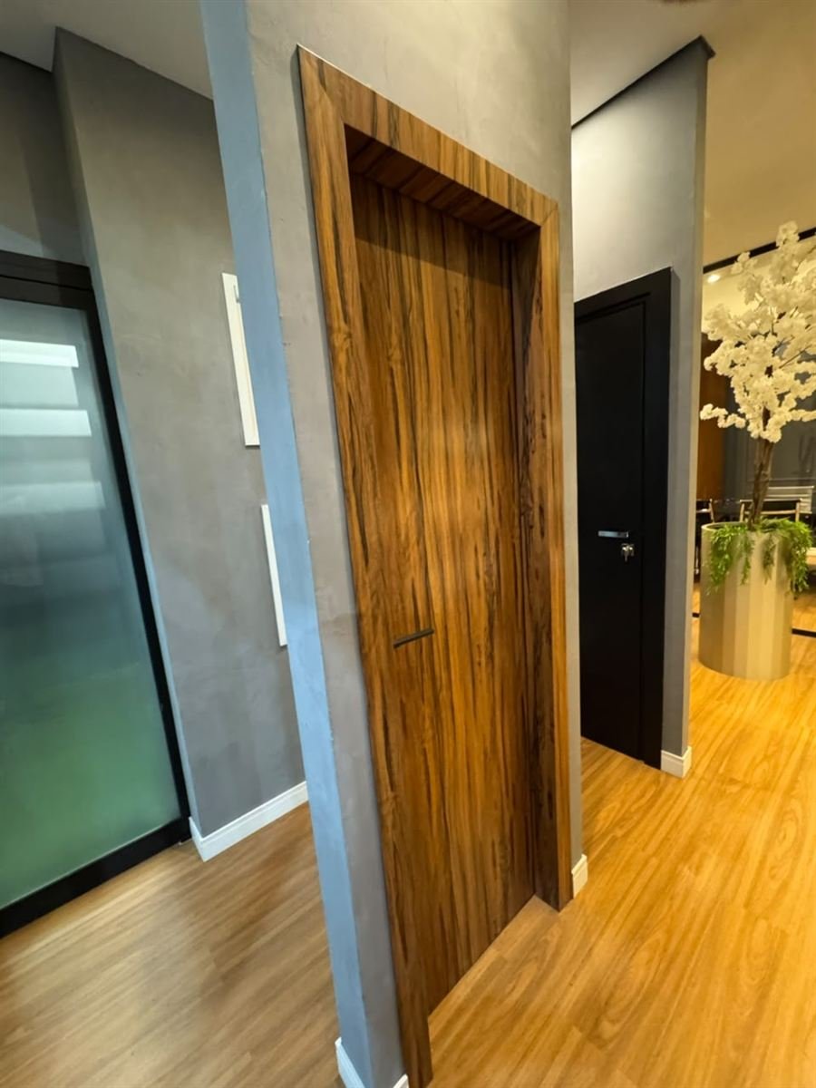 Porta em ACM amadeirado para ambiente interno