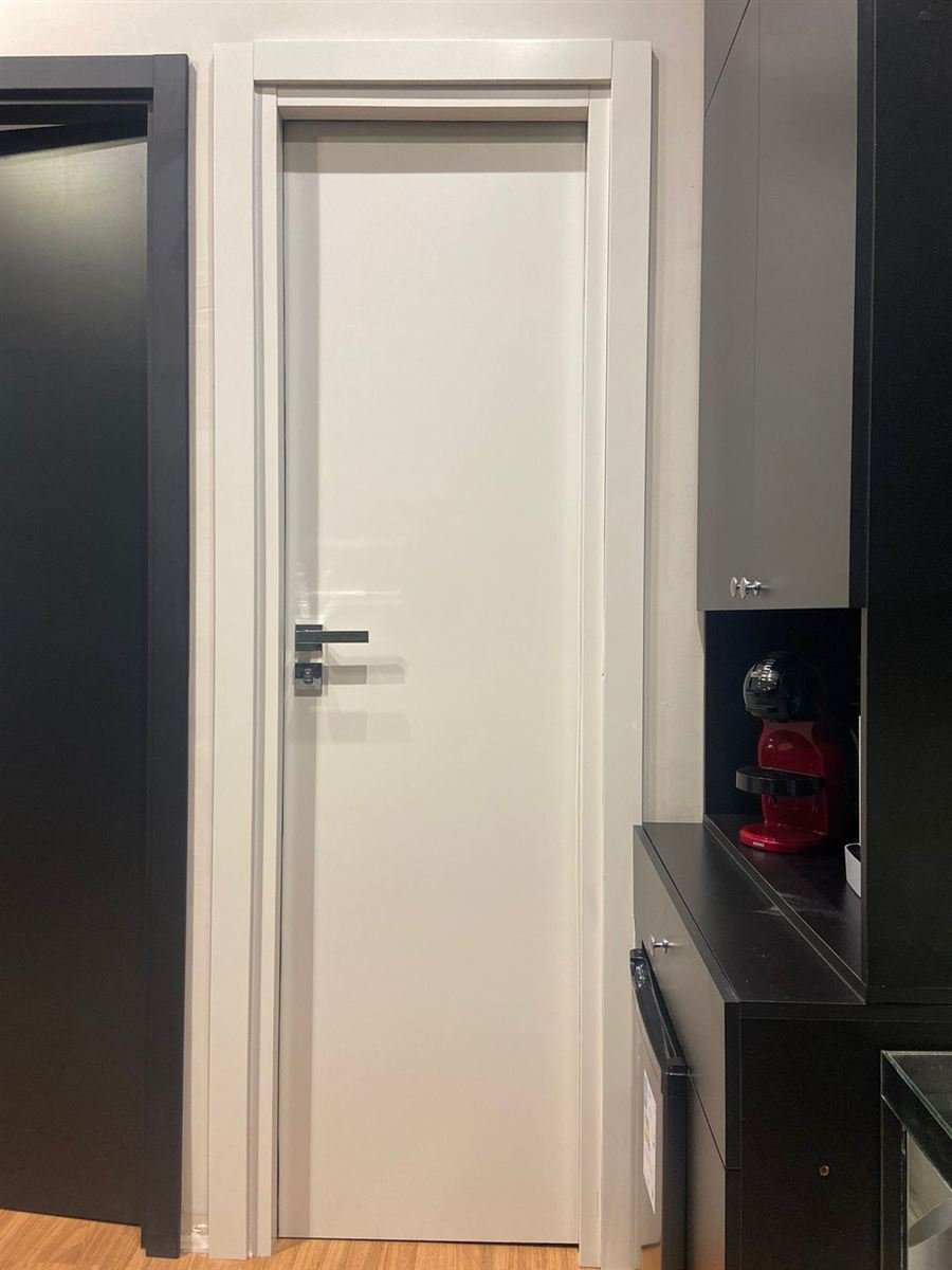 Porta em ACM branca para ambiente interno