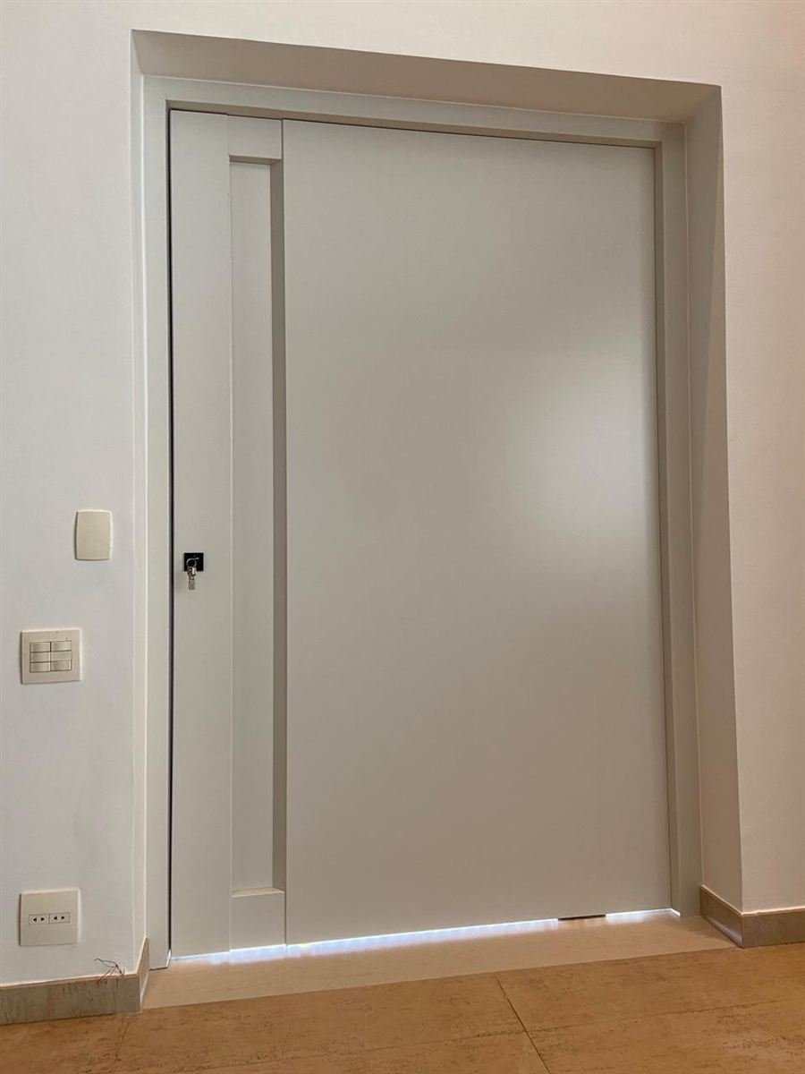 Porta em ACM branco offwhite com iluminação de LED