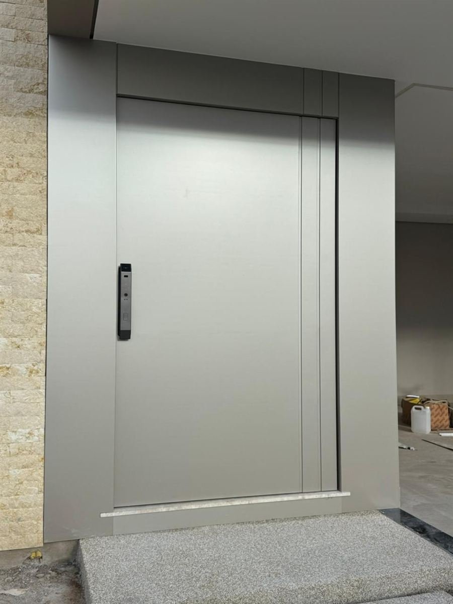 Porta em ACM champagne com fechadura digital