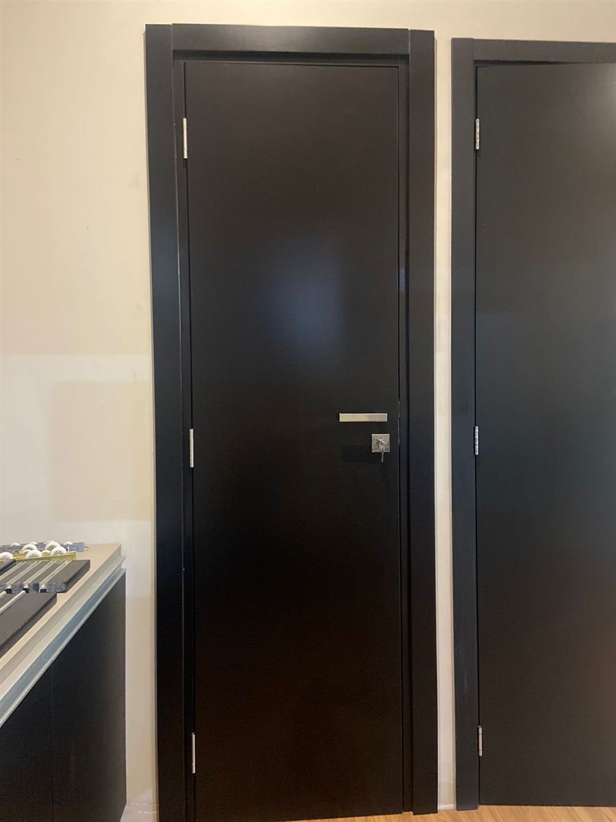 Portas em ACM preto para ambiente interno