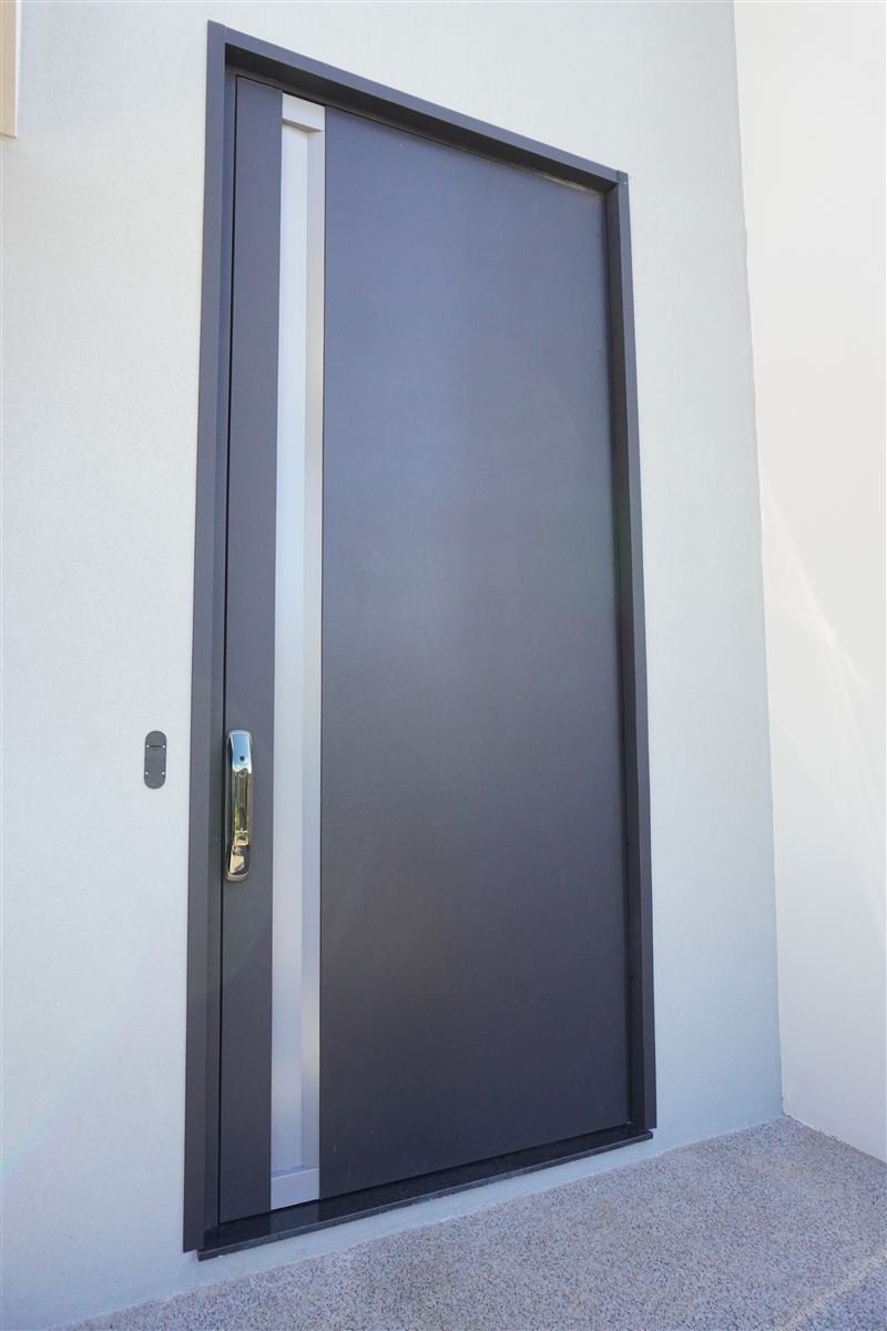 Porta em ACM preto microtexturizado com cava cinza