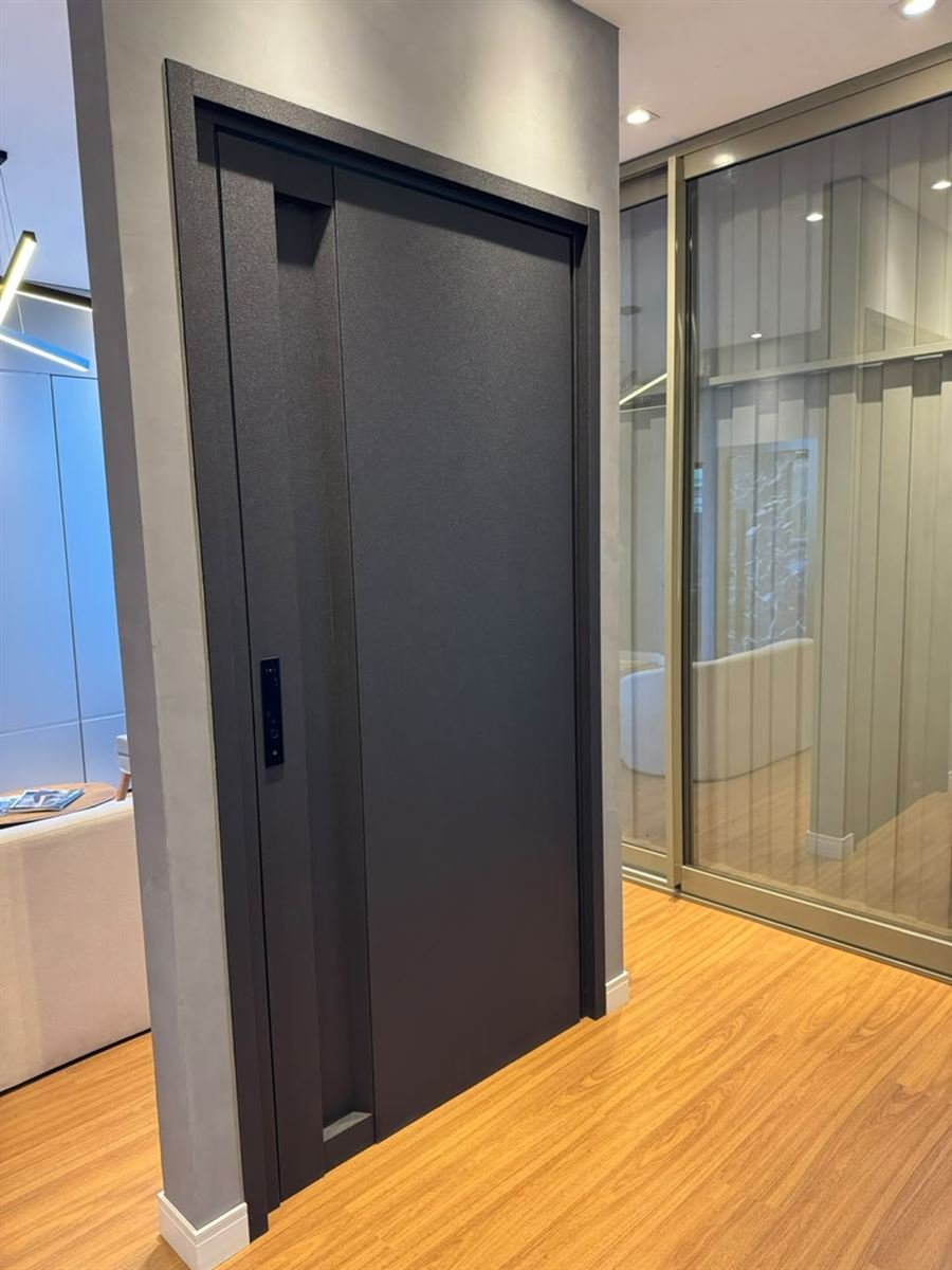 Porta de correr em ACM preto microtexturizado para ambiente interno