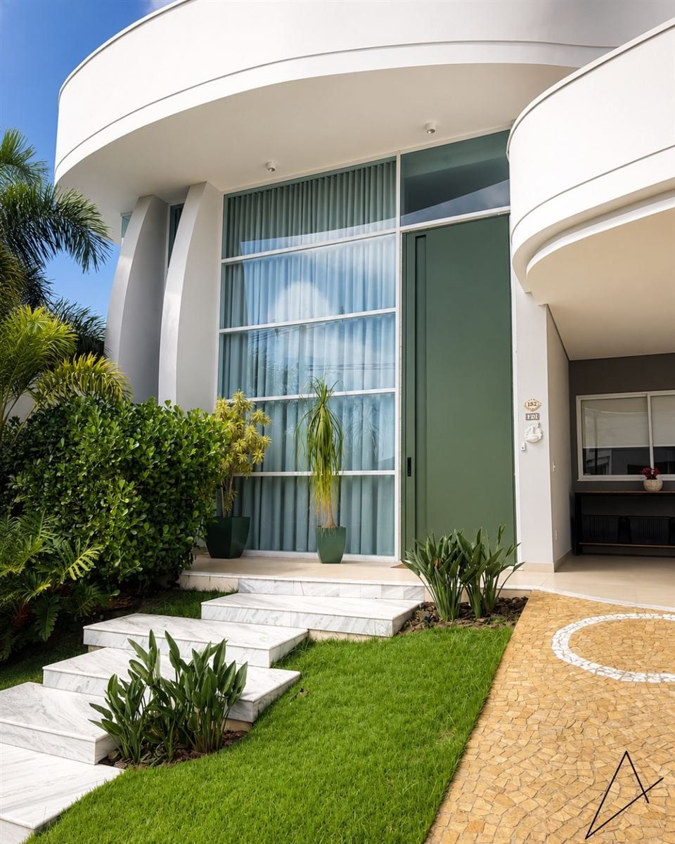Porta em ACM verde microtexturizado em fachada residencial
