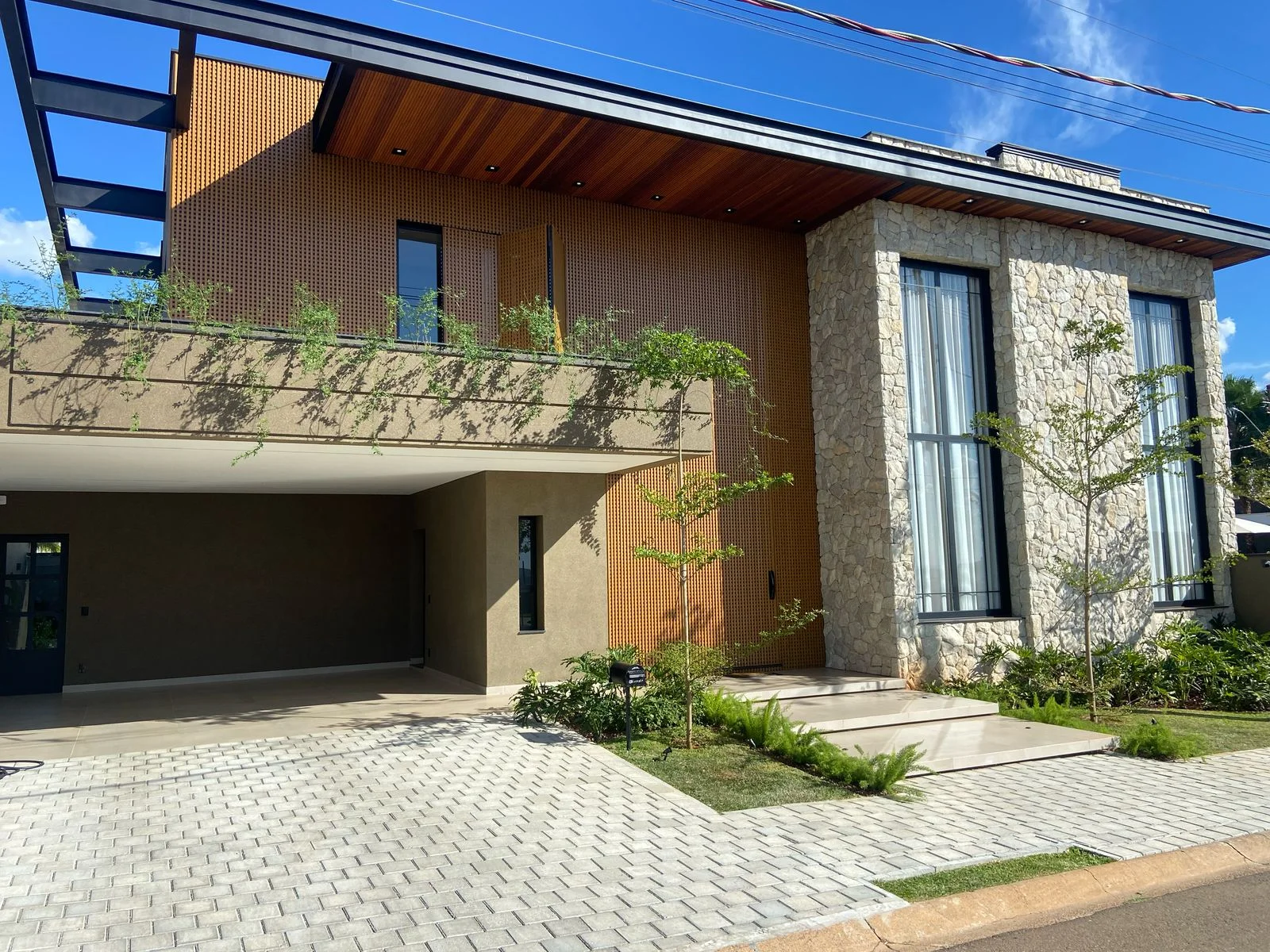 Residência com fachada em pedra, ACM e esquadrias de alumínio - projeto Aluminium Concept